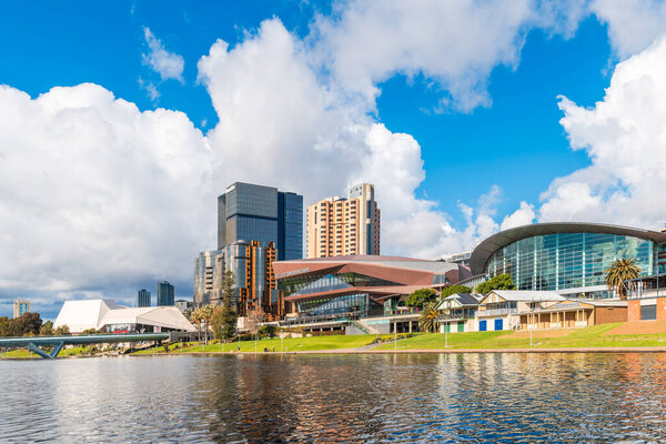 Аделаида, Австралия 14 июля 2024 года: Утренний вид на Аделаиду через реку Торренс с берега реки.