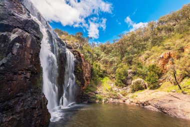 MacKenzie Şelaleleri 'nin kayalık kayalıklardan aşağı düşüşü, Grampians Ulusal Parkı, River Gorge, Victoria, Avustralya