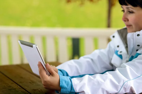 Frau benutzt Tablet — Stockfoto