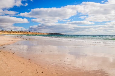 Beyaz alçak bulutlu Willunga Limanı Sahili, Fleurieu Yarımadası, Güney Avustralya