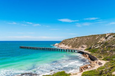 Stenhouse Körfezi Jetty turkuaz kıyı sularıyla aydınlık bir günde İzci Yolu 'ndan izlendi, Innes Ulusal Parkı, Yorke Yarımadası, Güney Avustralya
