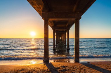 Brighton Jetty, Güney Avustralya 'da sahilin aşağısına bakıyor..