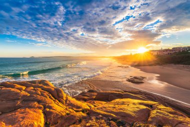 Knight Beach, Port Elliot, Güney Avustralya 'dan Encounter Bay sahil şeridi üzerinde ılık günbatımı renkleri