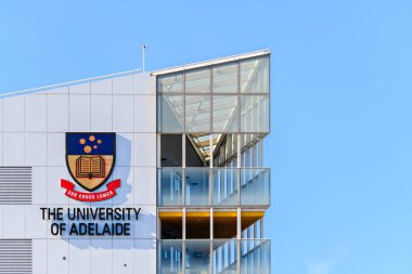 Adelaide CBD, Güney Avustralya - 17 Şubat 2024: Adelaide Üniversitesi 'nin logosu, güneşli bir günde Torrens Nehri kıyısından bakıldığında Kuzey Terası' ndaki bir kampüs binasında sergilendi