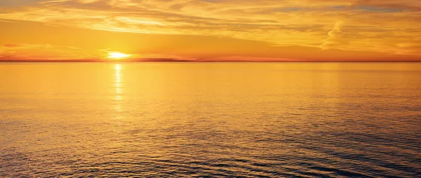 Dramatyczny zachód słońca nad oceanem — Zdjęcie stockowe