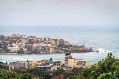 Gri bulutlar altında Bondi Beach manzarası