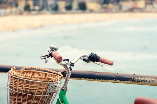 Vélo avec panier à la plage — Photo