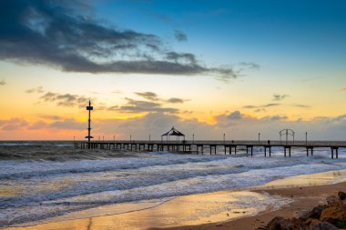 Gün batımında Brighton iskele üzerinde sörfçü