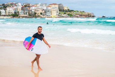 Bondi Beach sörfçü