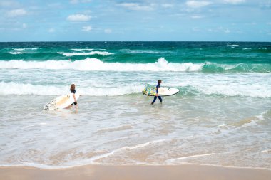 Bondi Plajı'nda küçük sörfçü