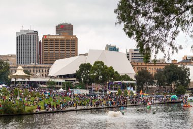 Kalabalık yaşlı Park Adelaide