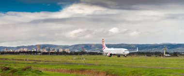 Uçak Adelaide airport de almaya hazır