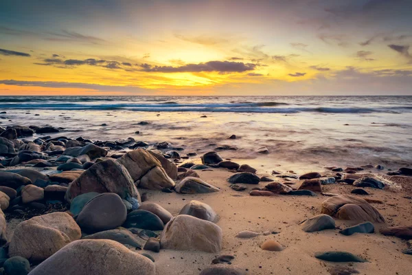Pôr do sol dramático na costa rochosa — Fotografia de Stock