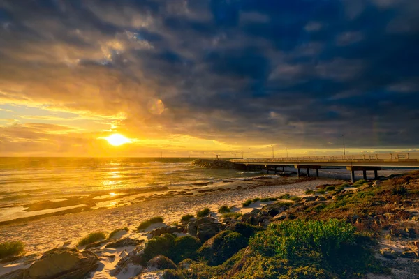 West Beach, Güney Avustralya kıyılarında dramatik fırtınalı gün batımında — Stok fotoğraf
