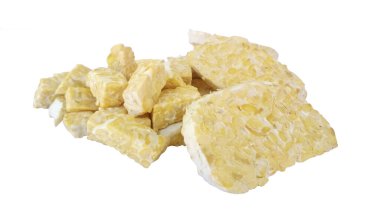 Beyaz arka planda dilimlenmiş mayalanmış soya fasulyesi.