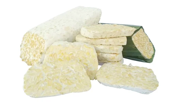 Dilimlenmiş soya fasulyesi mayalanmış. Beyaz arka planda muz yaprağıyla sarılmış.