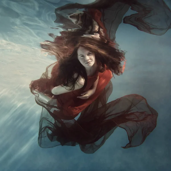 물속의 드레스를 소녀는 중력이 것처럼 배경과 아름다운 반사되어 — 스톡 사진