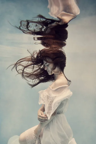Ein Mädchen Kleid Unter Wasser Scheint Der Schwerelosigkeit Fliegen — Stockfoto