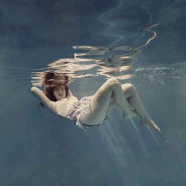 물속의 드레스를 소녀는 중력이 것처럼 배경과 아름다운 반사되어 — 스톡 사진