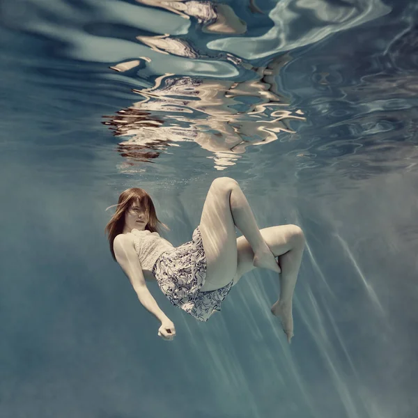 Fille Dans Une Robe Sous Eau Comme Dans Zéro Gravité — Photo