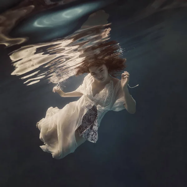 Dziewczyna Lekkiej Trzepoczącej Sukience Pływa Pod Wodą Jakby Unosiła Się — Zdjęcie stockowe
