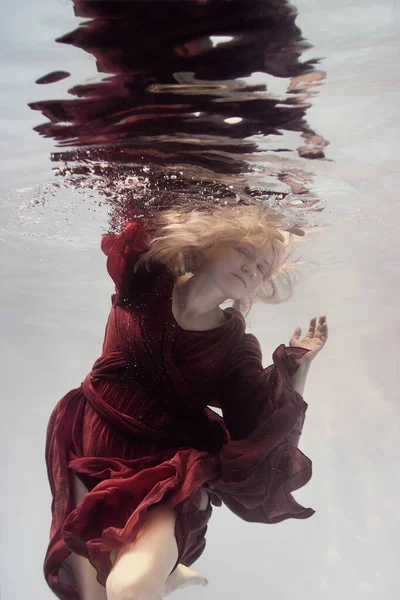 Une Femme Robe Rouge Sous Eau Comme Flottant Apesanteur — Photo