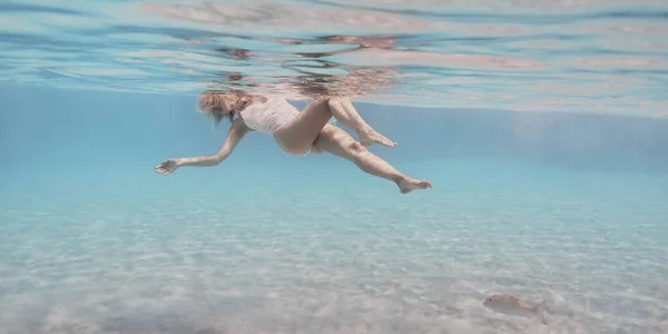 Frau Weißen Badeanzug Schwimmt Unter Wasser Kristallklaren Wasser Des Tropischen — Stockfoto