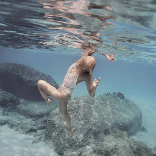 Frau Weißen Badeanzug Schwimmt Unter Wasser Kristallklaren Wasser Des Tropischen — Stockfoto