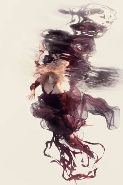 Kurdeleli ve havadar kumaşlı kırmızı elbiseli bir kadın, sanki sıfır yerçekimindeymiş gibi arka planda su altında poz veriyor..