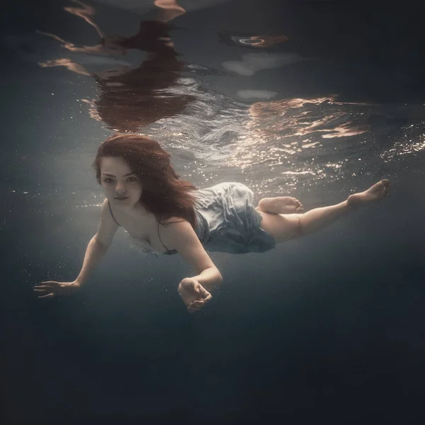 Egy Hosszú Sötét Hajú Lány Úszik Víz Alatt Sötét Háttérrel — Stock Fotó