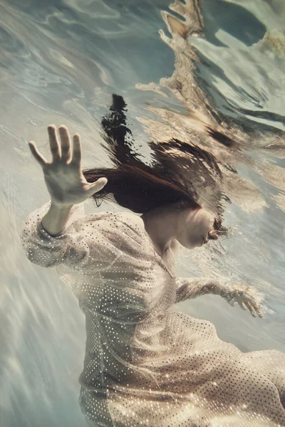 Una Chica Vestido Largo Con Lentejuelas Vuela Bajo Agua Como — Foto de Stock