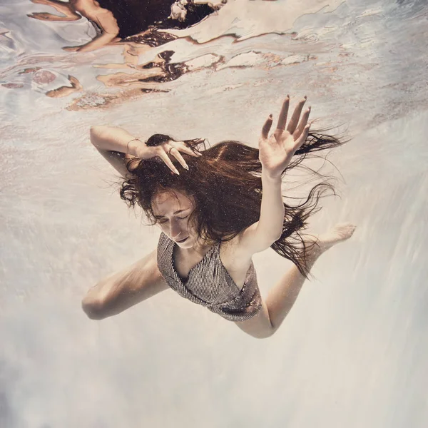 Ein Mädchen Silbernen Anzug Schwimmt Unter Wasser Auf Hellem Hintergrund — Stockfoto