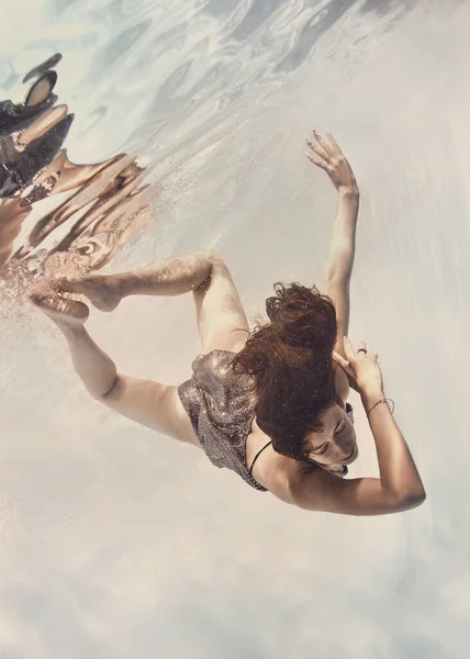 Een Meisje Een Zilveren Pak Zwemt Onder Water Een Lichte — Stockfoto