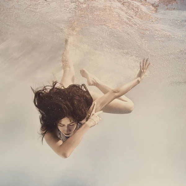 Ein Mädchen Silbernen Anzug Schwimmt Unter Wasser Auf Hellem Hintergrund — Stockfoto