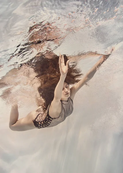 Egy Ezüst Öltönyös Lány Úgy Úszik Víz Alatt Mintha Repülne — Stock Fotó