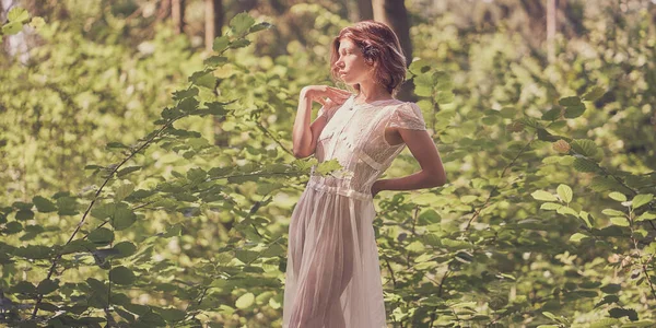 Chica Vestido Encaje Fondo Del Follaje Brillante Del Bosque — Foto de Stock