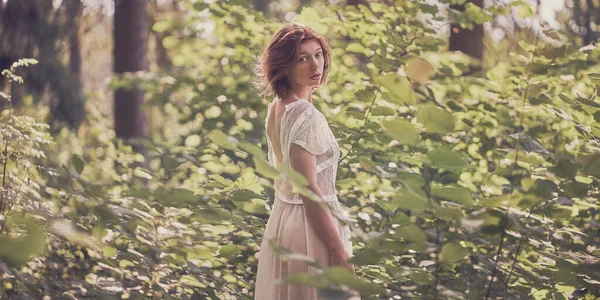 Ragazza Abito Pizzo Sullo Sfondo Fogliame Luminoso Della Foresta — Foto Stock