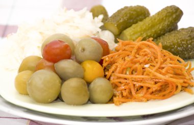 Bir tabak salatalık turşusu, domates, Kore havuç ve lahana