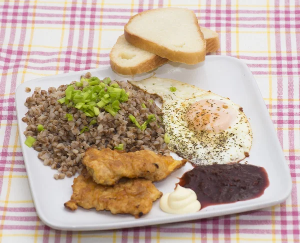 Omlet, tavuk pirzola ve ekşi sos haşlanmış buğday