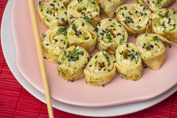 Peynir doldurma ile krep rulo