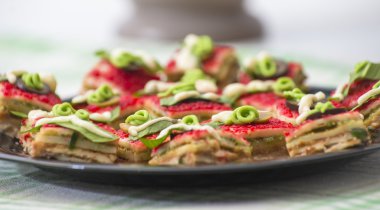 Gözleme puffs somon, fasulye ve pesto ile