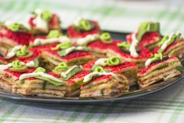 Gözleme puffs somon, fasulye ve pesto ile