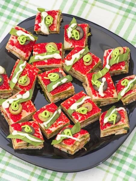 Pancake puffs with salmon, beans and pesto — Stock Photo, Image