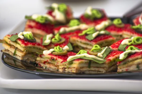 Gözleme puffs somon, fasulye ve pesto ile