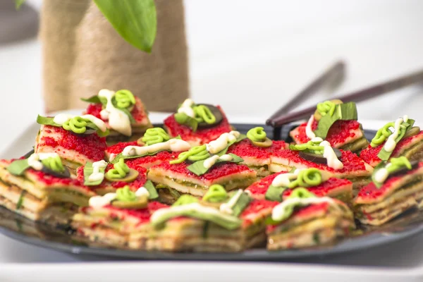 Pannenkoek soezen met zalm, bonen en pesto — Stockfoto