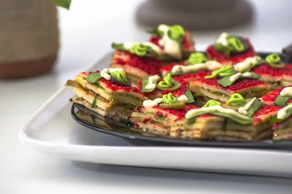 Panqueques con salmón, frijoles y pesto — Foto de Stock