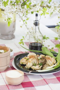 Hamur küçük cepler kıyma ile dolu