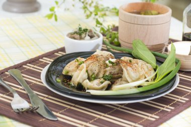 Hamur küçük cepler kıyma ile dolu