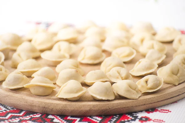 Hamur küçük cepler kıyma ile dolu