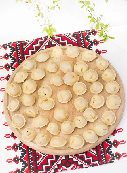 Hamur küçük cepler kıyma ile dolu